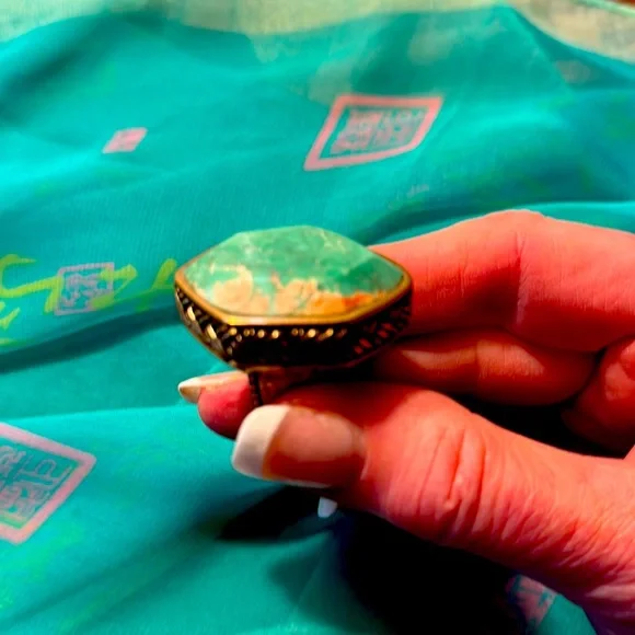 Big, synthetic turquoise ring size 7 - Picture 7 of 8